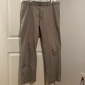 Men’s Banana Republic khakis. Size 38x32. Gently worn. No flaws.